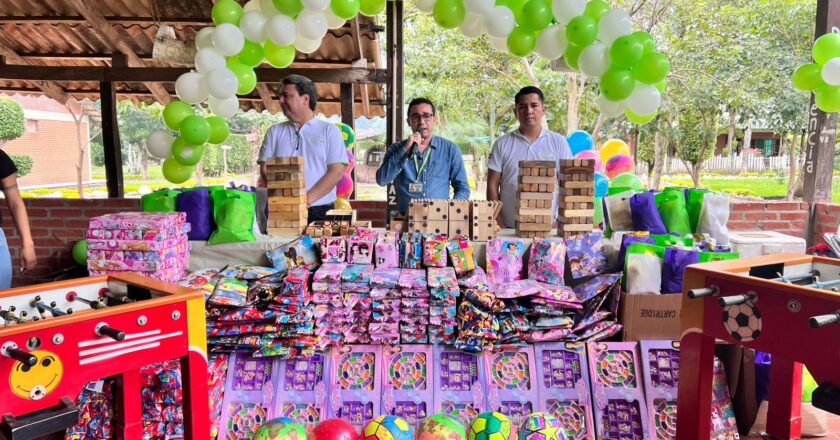 Fiscal Departamental de Santa Cruz lleva alegría y donaciones a centros de acogida “Cristo Vive” y “Nacer” por el Día del Niño boliviano