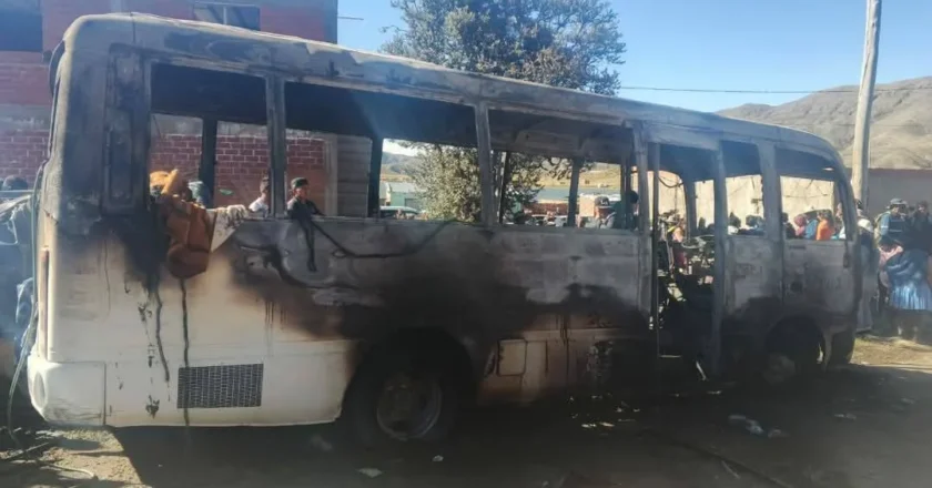 Tragedia en Uncía: Cinco estudiantes mueren calcinados tras explosión de autobús escolar en Potosí