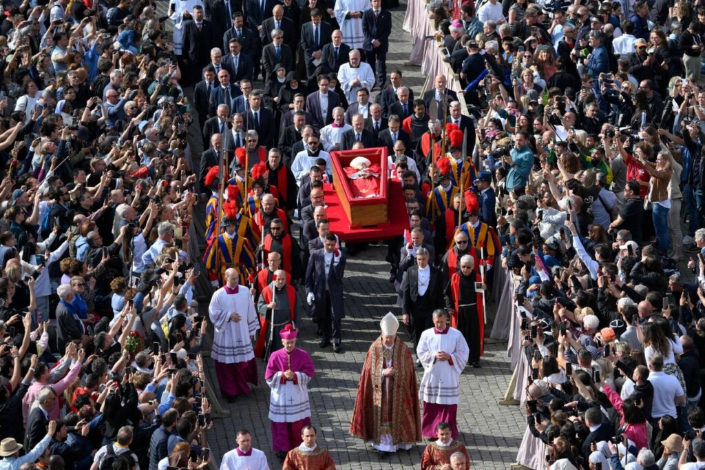 Fieles despiden al Papa Francisco en solemne ceremonia en el Vaticano