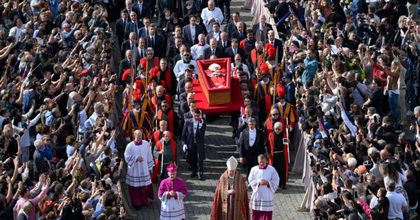 Fieles despiden al Papa Francisco en solemne ceremonia en el Vaticano