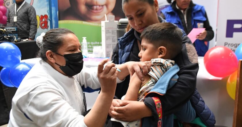 Bolivia inicia campaña de vacunación pata proteger a niños y adolescentes
