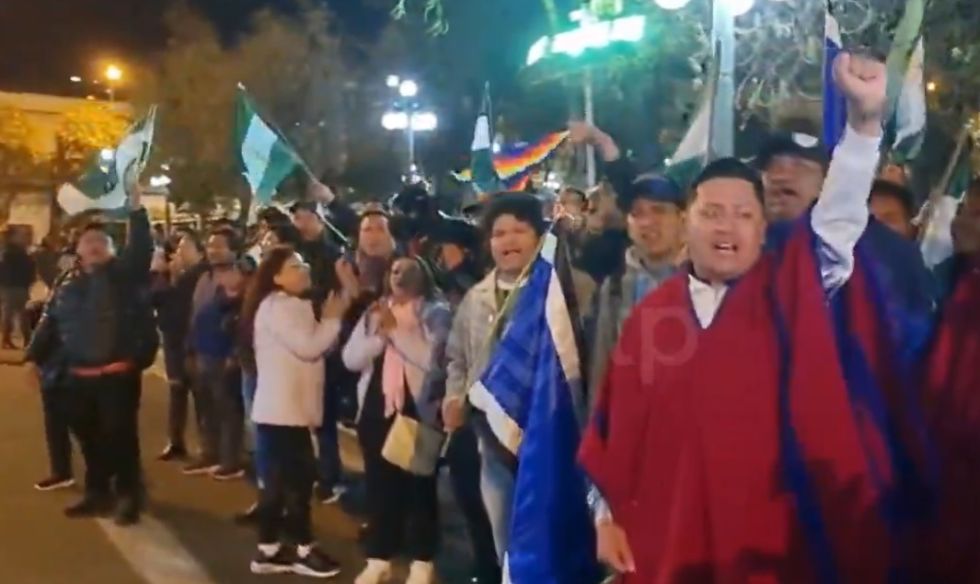 Seguidores de Luis Arce se movilizaron en Plaza Murillo tras su renuncia a la candidatura presidencial