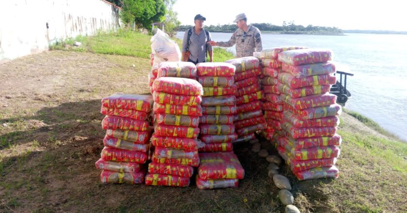 Armada Boliviana lleva 8 toneladas de ayuda humanitaria a comunidades afectadas por inundaciones en el Beni