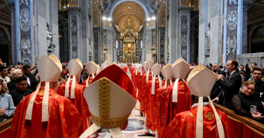 Cardenales inician el cónclave en la Capilla Sixtina para elegir al nuevo Papa