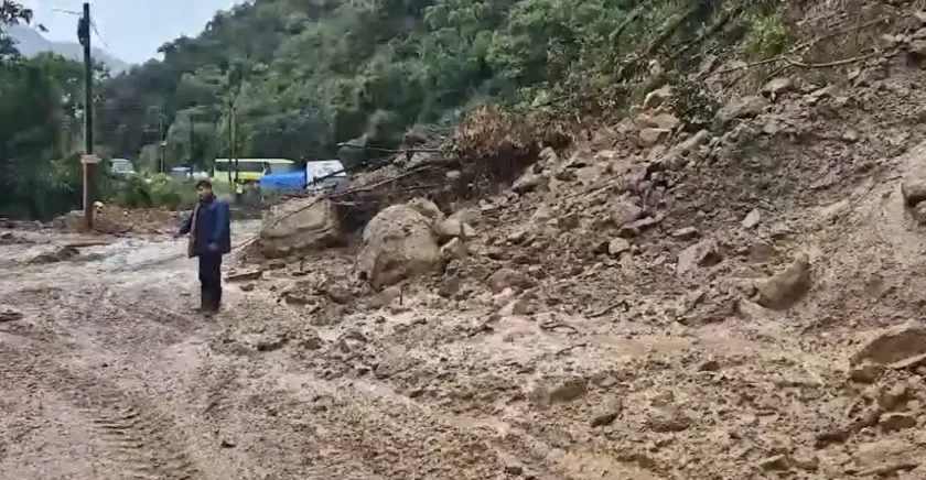 Nuevo deslizamiento en la ruta Cochabamba–Santa Cruz genera molestia en transportistas
