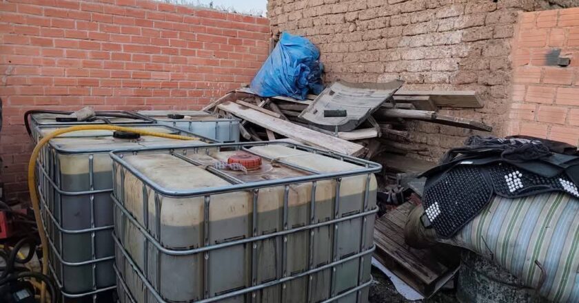 Policía incauta 7.000 litros de diésel almacenados ilegalmente en una vivienda de El Alto