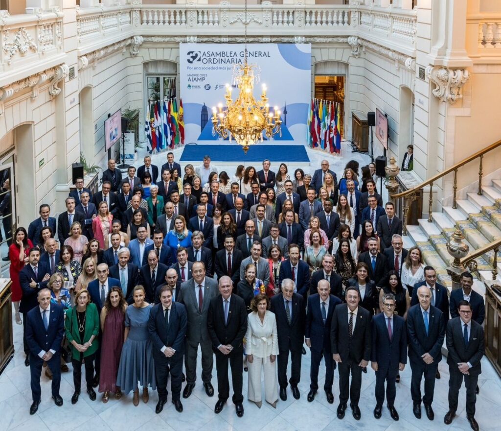 Miembros de la AIAMP