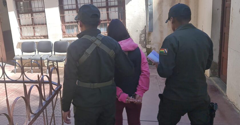 Madre debe cumplir trabajos comunitarios por agredir a su hija de cinco años con una manguera en Oruro