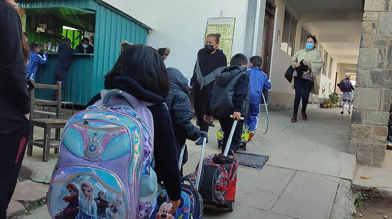 Educación autoriza a regiones definir horario de invierno por bajas temperaturas