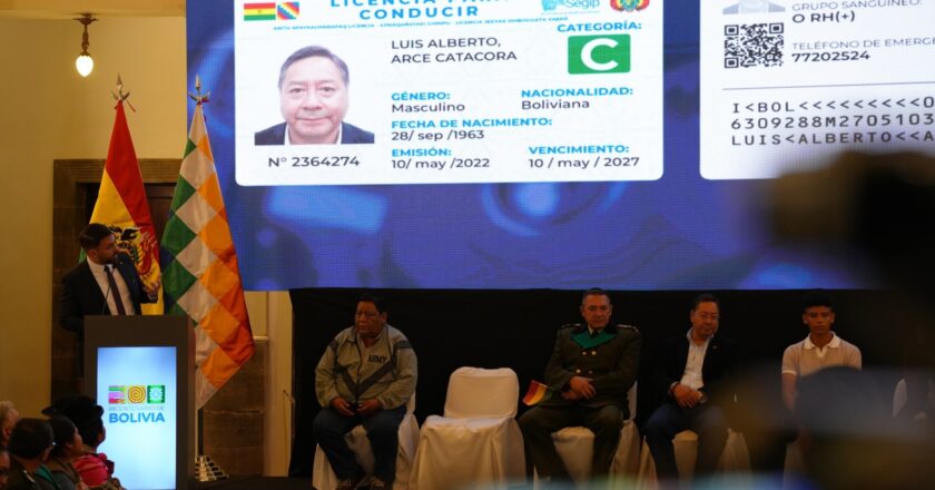 Bolivia estrena nuevo diseño de la licencia de conducir y habilita permiso provisional para jóvenes desde los 16 años