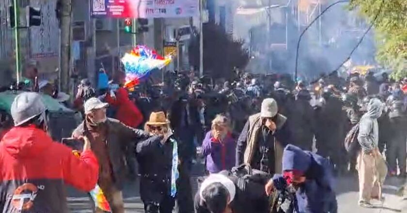 Marcha evista llegó al TSE y es dispersada con gasificación policial