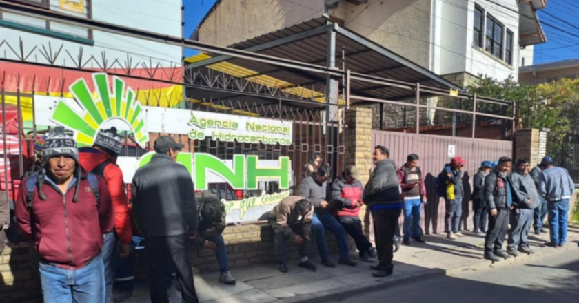 Choferes del Transporte Libre toman oficinas de la ANH en protesta contra el Decreto 5400