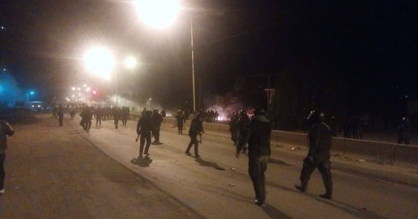 Once policías heridos en enfrentamientos con sectores “evistas” durante desbloqueos en Cochabamba