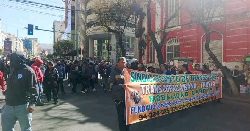Transportistas de La Paz y El Alto marchan en la sede de Gobierno en protesta por escasez de combustible