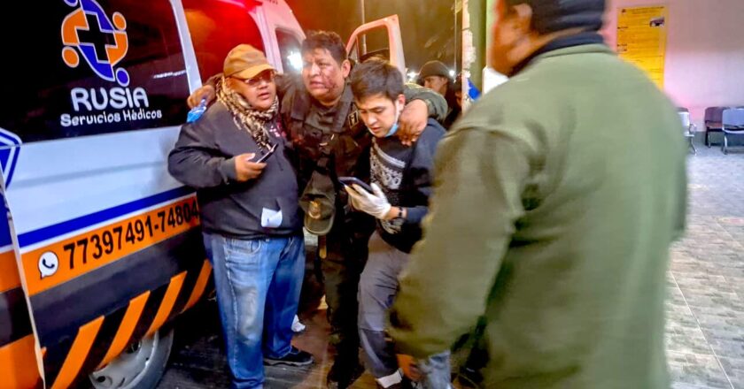 Grave agresión en Vinto: Ambulancia atacada y personal médico herido en medio de bloqueos