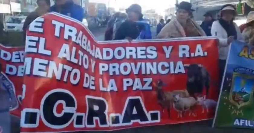 Vendedoras desmienten baja en el precio de la carne y Futecra bloqueó esta mañana en El Alto por exportación