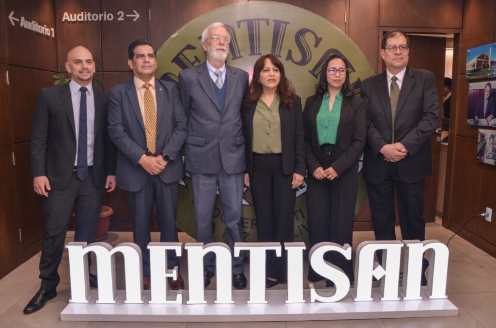 Rodrigo Casanovas, Samuel Torrez, Gonzalo Muñoz Reyes, Claudia Cespedes, Geraldine Alvarez y José Larrea