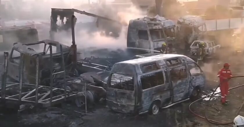 Incendio de gran magnitud destruye al menos 15 vehículos en depósito de DIRCABI en Cochabamba