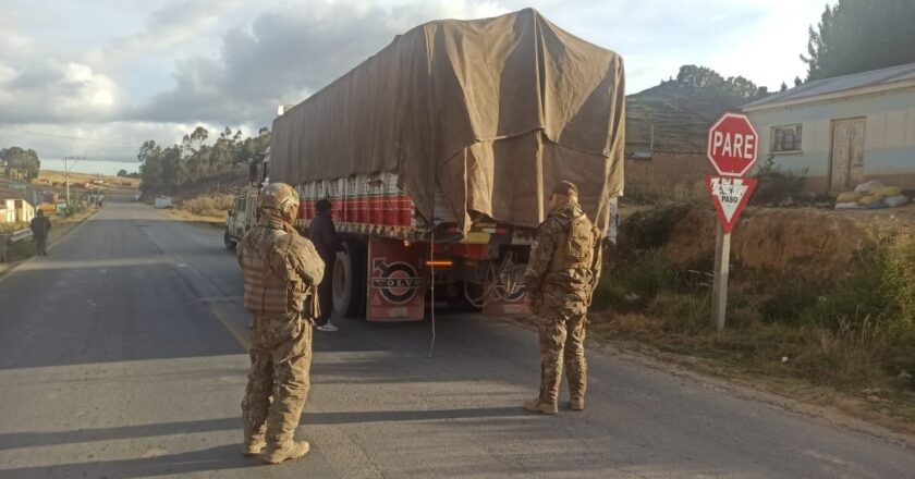 Cinco militares son aprehendidos por permitir el ingreso de 17 camiones con contrabando