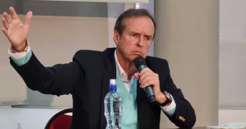 Tuto Quiroga plantea reducir funcionarios públicos y descentralizar salud y educación