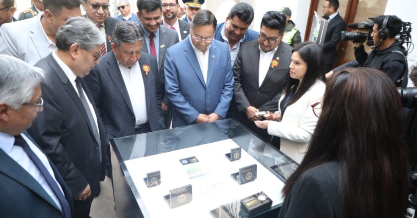Arce y Choquehuanca presentan billete y monedas conmemorativas por el Bicentenario