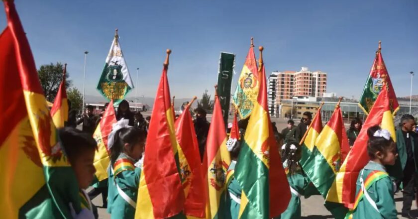 Estudiantes de La Paz rindieron homenaje a la Bandera con desfile cívico en la plaza Villarroel