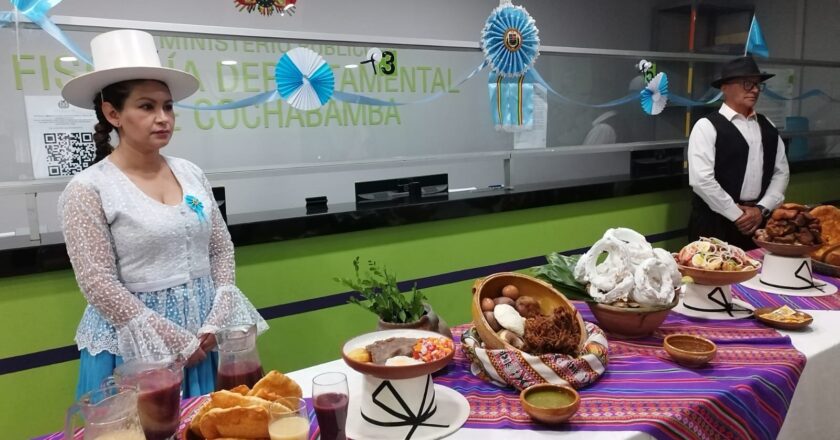 En homenaje al mes de Cochabamba, Fiscalía departamental realizó un acto conmemorativo y embanderamiento de la institución