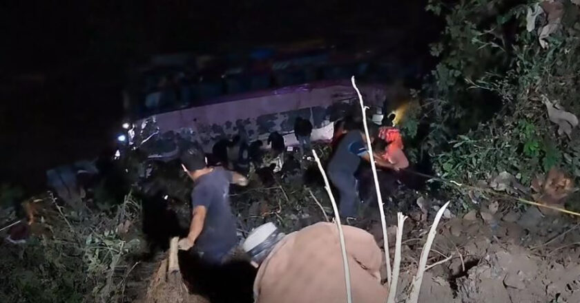 37 heridos deja embarrancamiento de bus en la carretera a Irupana