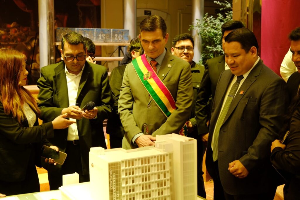 Fiscal General presenta maqueta del nuevo edificio de la Fiscalía Departamental de Oruro y del IDIF
