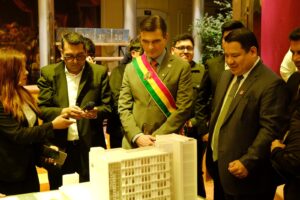 Fiscal General presenta maqueta del nuevo edificio de la Fiscalía Departamental de Oruro y del IDIF