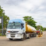 YPFB descarga gasolina importada de Argentina y anuncia despacho de 2 millones de litros en Santa Cruz