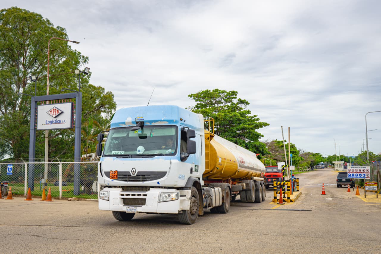 YPFB descarga gasolina importada de Argentina y anuncia despacho de 2 millones de litros en Santa Cruz